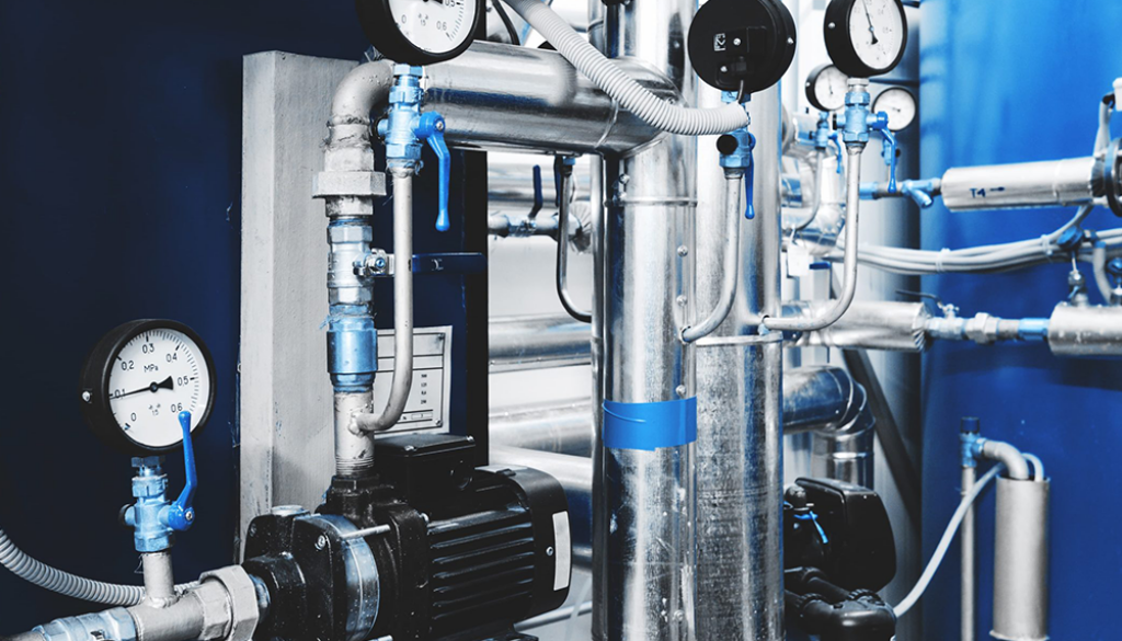 denatec-water-treatment-pump-and-pipes-with-installed-pressure-gauges-for-pressure-control-expansion-tank-1-scaled-1